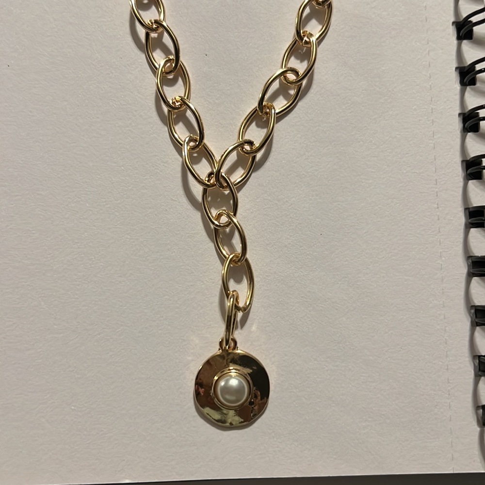 Gold tone necklace with pearl pendant 22"